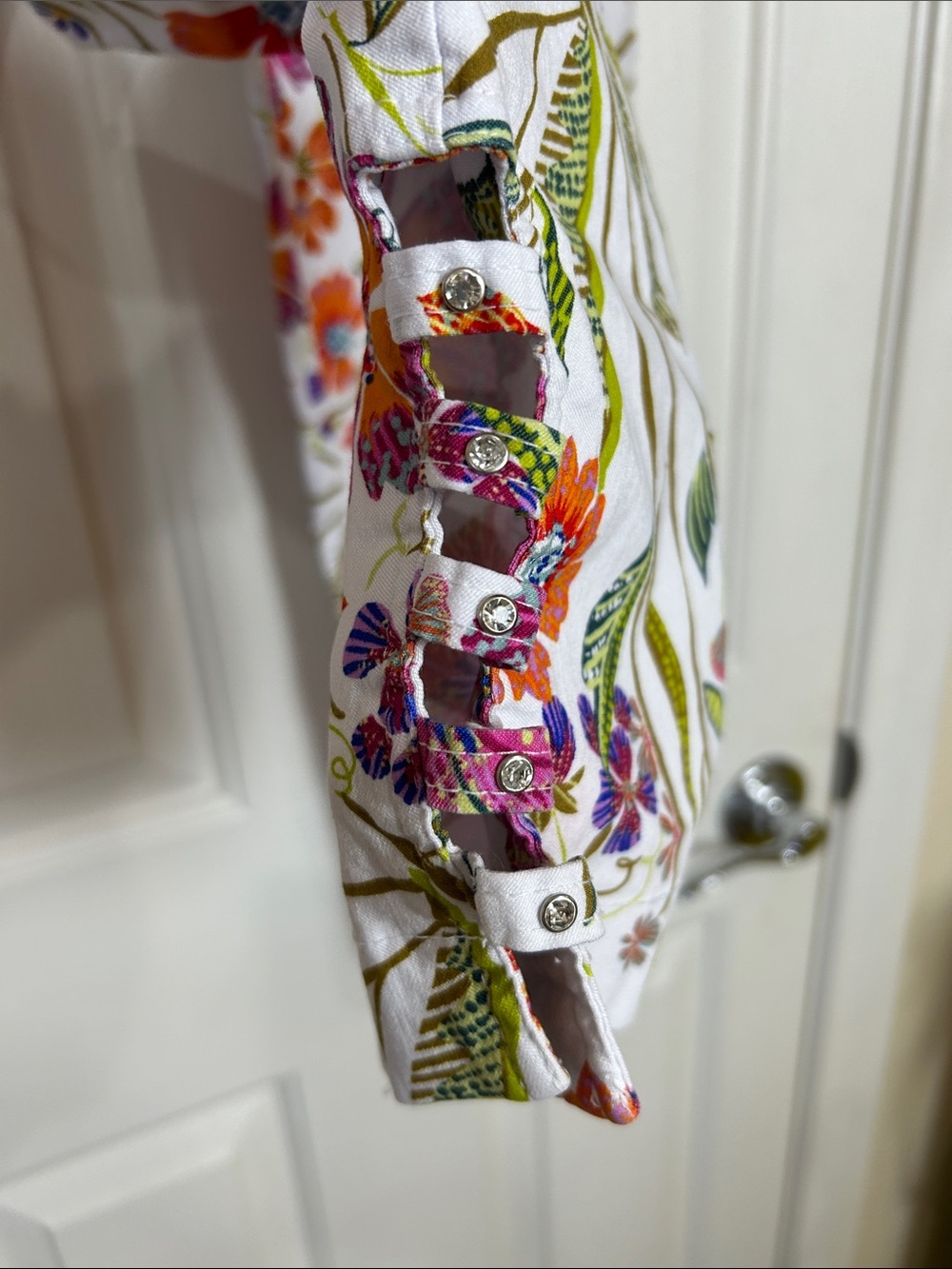 Attyre New York Floral Pull On Cropped Capri Pants Rhinestone Ladder Hem 8 - Picture 5 of 11